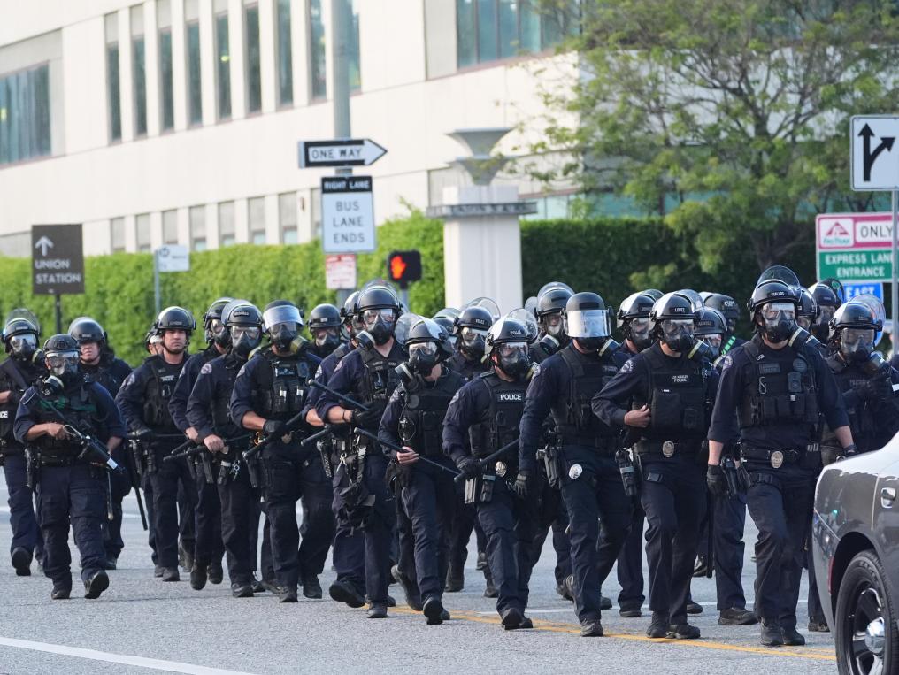 洛杉矶乱了！特朗普下令部署国民警卫队 防长称或出动军队